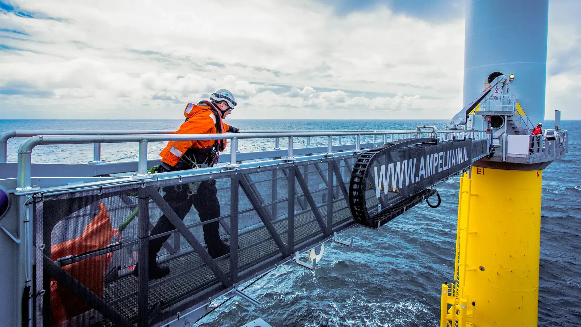 6748a4a8bc4a1a1eaf3a7583_HERO image - Ampelmann-about-us-offshore-access copy